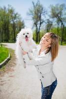 mulher sorridente com um cachorro foto