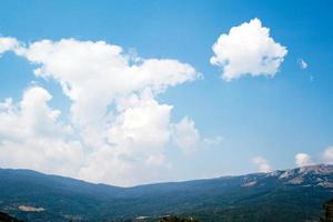 montanhas, o céu, nuvens. Ucrânia. costa sul da crimeia. foto