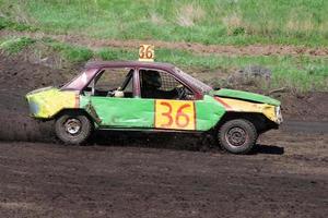 corrida pela sobrevivência. carro amarelo verde foto