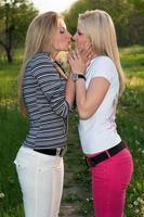 retrato de duas loiras se beijando brincalhonas foto
