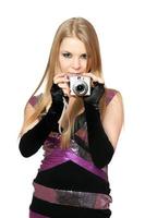 jovem loira linda segurando uma câmera fotográfica. isolado foto