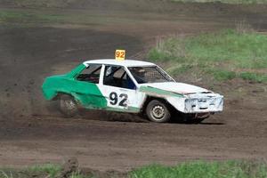 corrida pela sobrevivência. carro branco verde foto