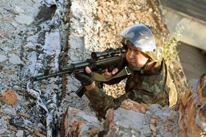 soldado do exército com metralhadora foto