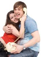 o jovem casal com telefone antigo. imagem engraçada. isolado foto