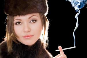 retrato da mulher com um cigarro