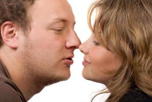 retrato de jovem casal se beijando. isolado no branco foto