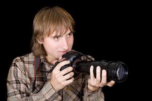 fotógrafo com a câmera com uma lente telefoco foto