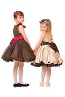 duas meninas em um vestido. isolado foto