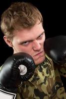 jovem em luvas de boxe foto