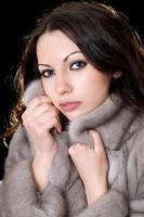 jovem mulher bonita com um casaco de pele foto