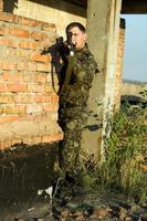 soldado do exército com metralhadora foto