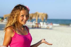 menina adolescente feliz na praia foto