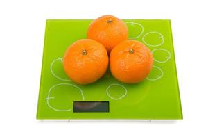 três tangerina doce em escalas foto