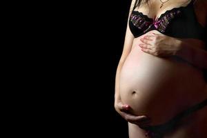 barriga de uma mulher grávida. isolado foto