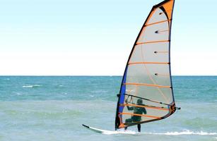 windsurfista no mar à tarde foto