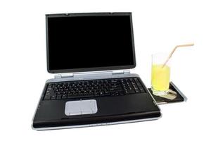 o laptop e o coquetel. isolado no fundo branco foto