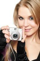loira linda sorridente segurando uma câmera fotográfica foto