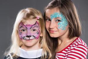 duas meninas com rostos pintados foto