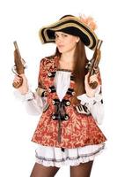 mulher atraente com armas vestidas de piratas foto