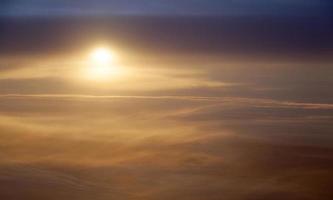 pôr do sol de alta altitude sobre a europa foto
