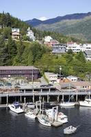 barcos da cidade ketchikan e uma rua principal foto