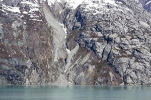 glacier bay national park íngreme costa montanhosa foto