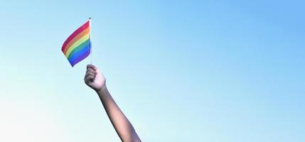 bandeira do arco-íris brilhando contra o céu azul, copie o espaço, foco suave, conceito para celebrações lgbt no mês do orgulho, junho, em todo o mundo. foto