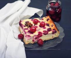 pedaço de cheesecake com bagas de cereja foto