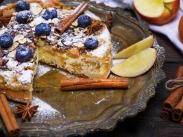 torta de maçã assada em uma placa de ferro foto