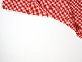 toalha de cozinha quadriculada vermelha branca em um fundo branco foto