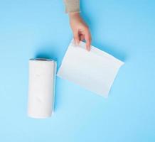 mão feminina segurando um guardanapo de papel branco limpo para rosto e corpo foto