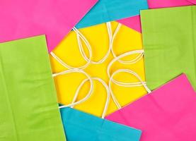 sacolas de papel multicoloridas com alças brancas foto