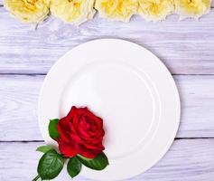 prato branco vazio com uma rosa vermelha foto