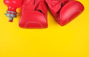 par de luvas de boxe de couro vermelho foto