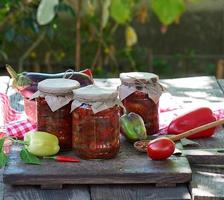 fatias de berinjela enlatadas em molho de vegetais picantes em potes de vidro foto