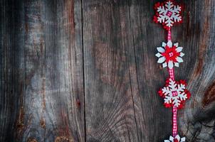 senti flocos de neve em uma fita vermelha à esquerda do espaço vazio foto