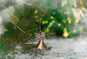 fundo comemorativo com brinquedo de natal pendurado no galho de abeto foto