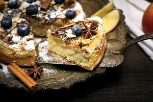 pedaço de torta assada com maçãs foto