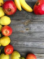 fruta madura em um fundo de madeira foto