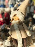 boneca de natal em roupas de inverno com um lenço foto