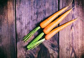 três cenouras frescas foto