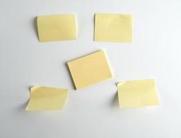 adesivos de papel amarelo no fundo branco foto