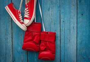 sapatos vermelhos e luvas de boxe vermelhas foto