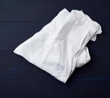 toalha de linho branca sobre fundo azul de madeira foto