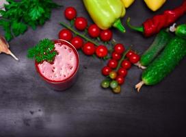 suco de tomate em um copo foto