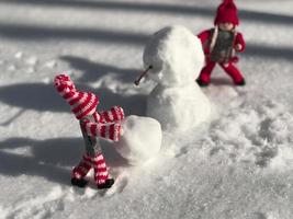 pequenos brinquedos na fase de construção de um boneco de neve foto