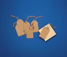conjunto de etiquetas retangulares marrons de papel vazio em uma corda, etiquetas de preço foto