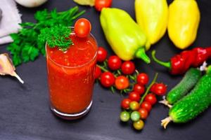 suco de um tomate vermelho em um copo foto