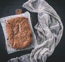 bolo de brownie de chocolate assado retangular inteiro foto