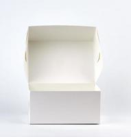 caixa de papelão branca aberta vazia em um fundo branco foto